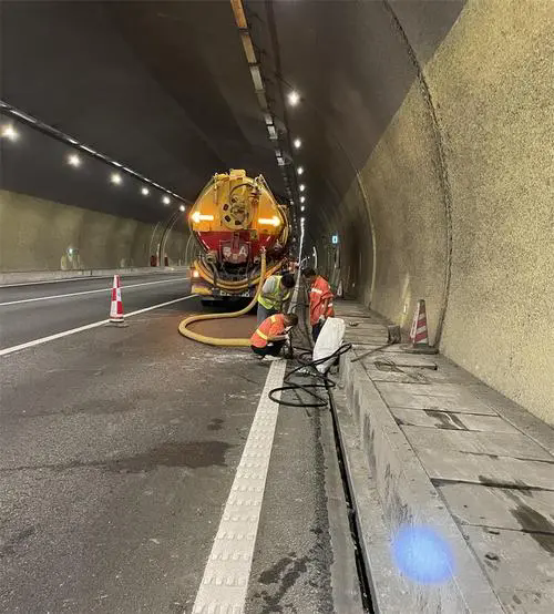 连南隧道排水渠清淤